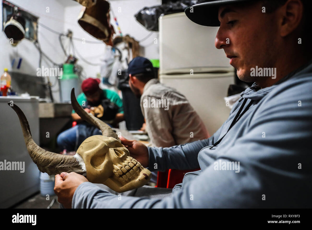 Processo di preparazione e / o la creazione delle maschere artigianali dei farisei per la celebrazione della Settimana Santa a Hermosillo Sonora. Workshop di maschere nel cortile della casa ifonavit nel nuovo Hermosillo suddivisione. (Foto: Luis Gutierrez/NortePhoto.com) proceso de preparación y / o creación de las mascara Artesanales de Fariseos para la celebración de la Semana Santa en Hermosillo Sonora. Taller de Mascara en en patio de una casa de ifonavit en el fraccionamiento nuevo Hermosillo. Foto Stock