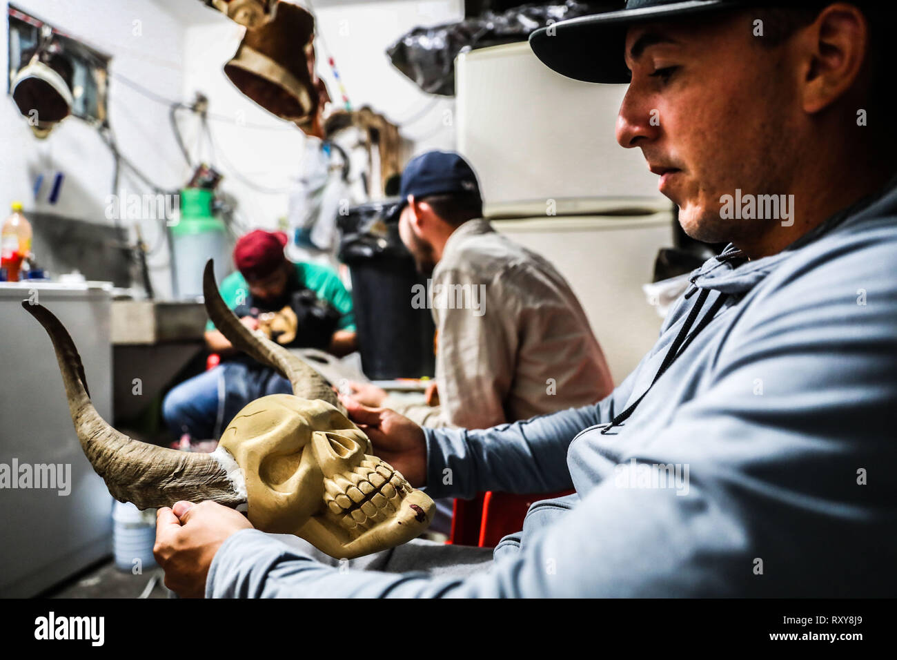 Processo di preparazione e / o la creazione delle maschere artigianali dei farisei per la celebrazione della Settimana Santa a Hermosillo Sonora. Workshop di maschere nel cortile della casa ifonavit nel nuovo Hermosillo suddivisione. (Foto: Luis Gutierrez/NortePhoto.com) proceso de preparación y / o creación de las mascara Artesanales de Fariseos para la celebración de la Semana Santa en Hermosillo Sonora. Taller de Mascara en en patio de una casa de ifonavit en el fraccionamiento nuevo Hermosillo. Foto Stock