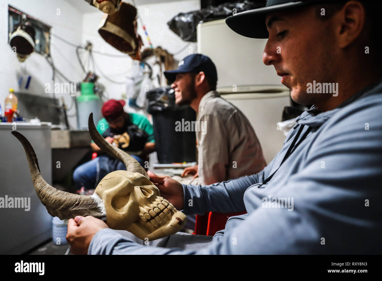 Processo di preparazione e / o la creazione delle maschere artigianali dei farisei per la celebrazione della Settimana Santa a Hermosillo Sonora. Workshop di maschere nel cortile della casa ifonavit nel nuovo Hermosillo suddivisione. (Foto: Luis Gutierrez/NortePhoto.com) proceso de preparación y / o creación de las mascara Artesanales de Fariseos para la celebración de la Semana Santa en Hermosillo Sonora. Taller de Mascara en en patio de una casa de ifonavit en el fraccionamiento nuevo Hermosillo. Foto Stock