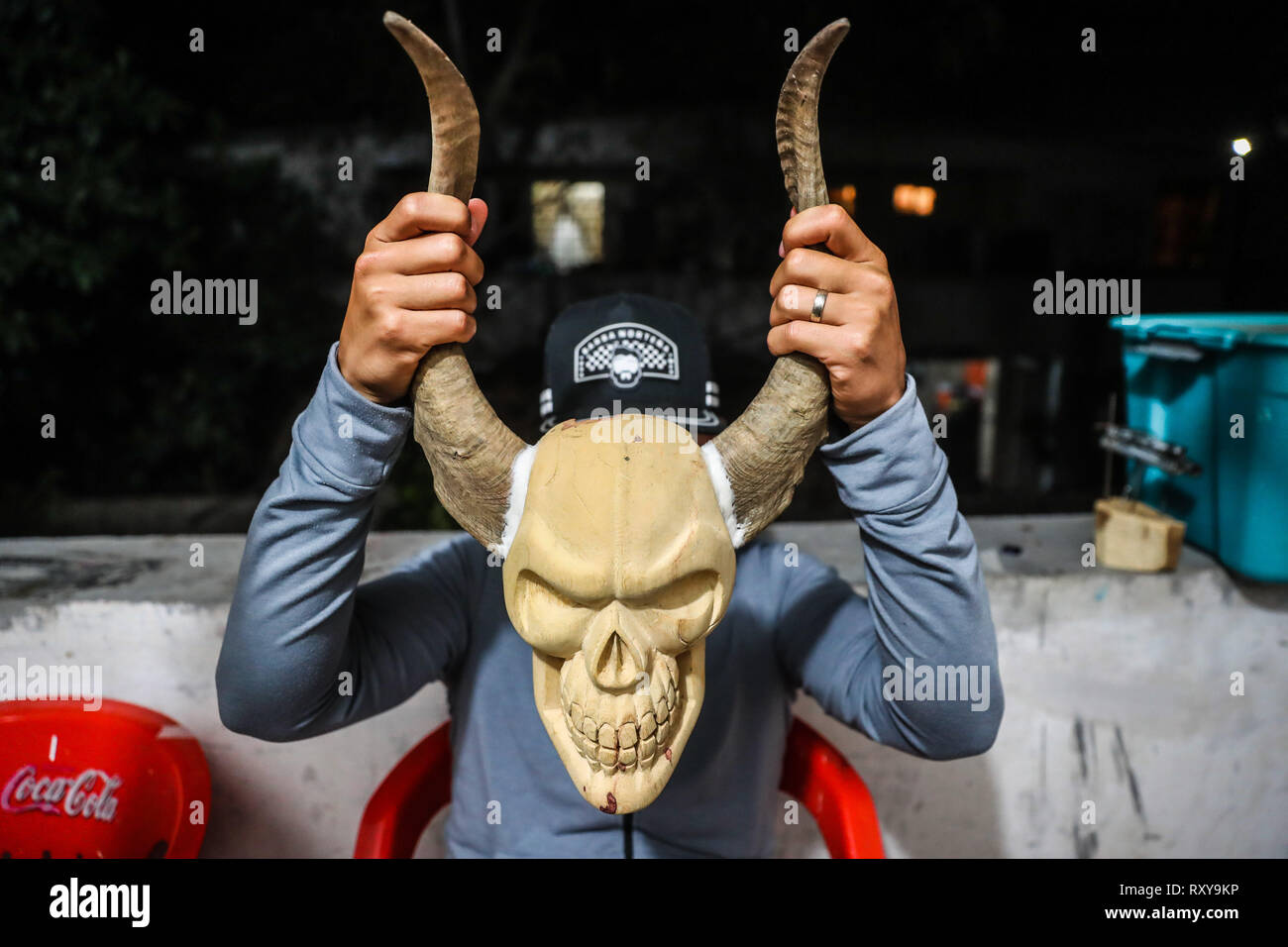 Processo di preparazione e / o la creazione delle maschere artigianali dei farisei per la celebrazione della Settimana Santa a Hermosillo Sonora. Workshop di maschere nel cortile della casa ifonavit nel nuovo Hermosillo suddivisione. (Foto: Luis Gutierrez/NortePhoto.com) proceso de preparación y / o creación de las mascara Artesanales de Fariseos para la celebración de la Semana Santa en Hermosillo Sonora. Taller de Mascara en en patio de una casa de ifonavit en el fraccionamiento nuevo Hermosillo. Foto Stock