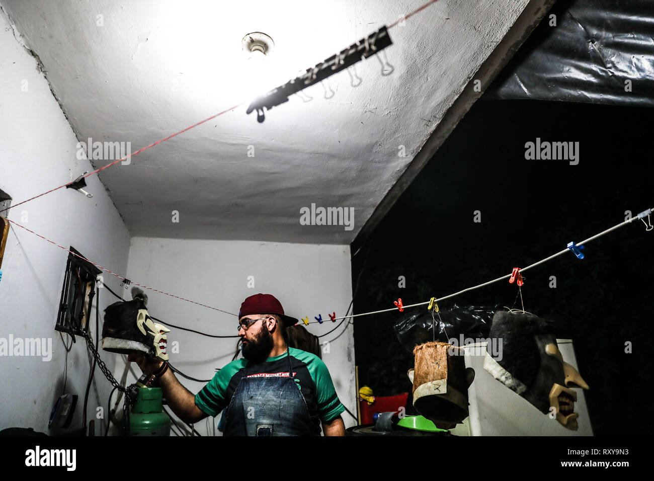 Processo di preparazione e / o la creazione delle maschere artigianali dei farisei per la celebrazione della Settimana Santa a Hermosillo Sonora. Workshop di maschere nel cortile della casa ifonavit nel nuovo Hermosillo suddivisione. (Foto: Luis Gutierrez/NortePhoto.com) proceso de preparación y / o creación de las mascara Artesanales de Fariseos para la celebración de la Semana Santa en Hermosillo Sonora. Taller de Mascara en en patio de una casa de ifonavit en el fraccionamiento nuevo Hermosillo. Foto Stock