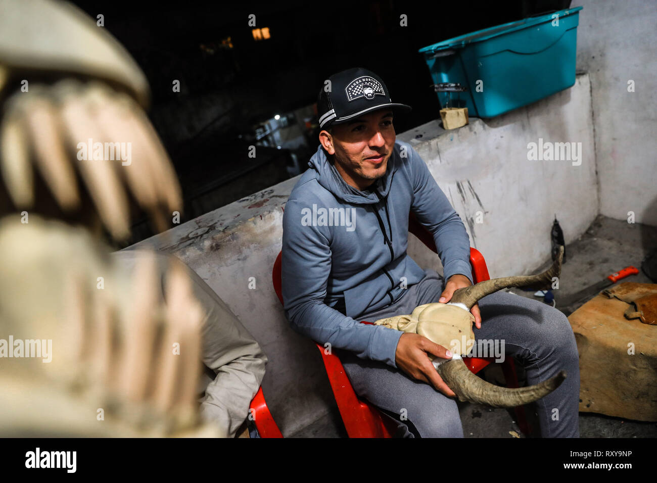 Processo di preparazione e / o la creazione delle maschere artigianali dei farisei per la celebrazione della Settimana Santa a Hermosillo Sonora. Workshop di maschere nel cortile della casa ifonavit nel nuovo Hermosillo suddivisione. (Foto: Luis Gutierrez/NortePhoto.com) proceso de preparación y / o creación de las mascara Artesanales de Fariseos para la celebración de la Semana Santa en Hermosillo Sonora. Taller de Mascara en en patio de una casa de ifonavit en el fraccionamiento nuevo Hermosillo. Foto Stock