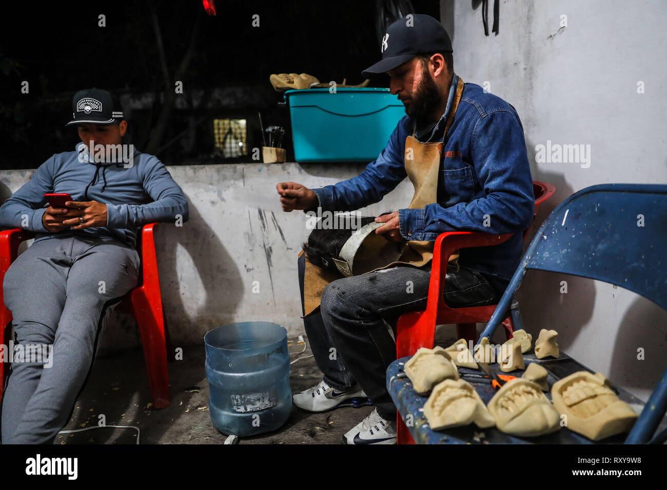 Processo di preparazione e / o la creazione delle maschere artigianali dei farisei per la celebrazione della Settimana Santa a Hermosillo Sonora. Workshop di maschere nel cortile della casa ifonavit nel nuovo Hermosillo suddivisione. (Foto: Luis Gutierrez/NortePhoto.com) proceso de preparación y / o creación de las mascara Artesanales de Fariseos para la celebración de la Semana Santa en Hermosillo Sonora. Taller de Mascara en en patio de una casa de ifonavit en el fraccionamiento nuevo Hermosillo. Foto Stock