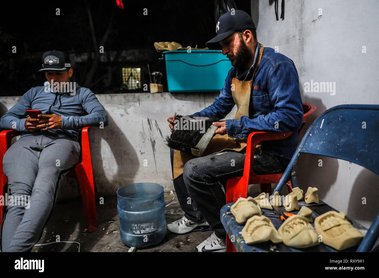 Processo di preparazione e / o la creazione delle maschere artigianali dei farisei per la celebrazione della Settimana Santa a Hermosillo Sonora. Workshop di maschere nel cortile della casa ifonavit nel nuovo Hermosillo suddivisione. (Foto: Luis Gutierrez/NortePhoto.com) proceso de preparación y / o creación de las mascara Artesanales de Fariseos para la celebración de la Semana Santa en Hermosillo Sonora. Taller de Mascara en en patio de una casa de ifonavit en el fraccionamiento nuevo Hermosillo. Foto Stock