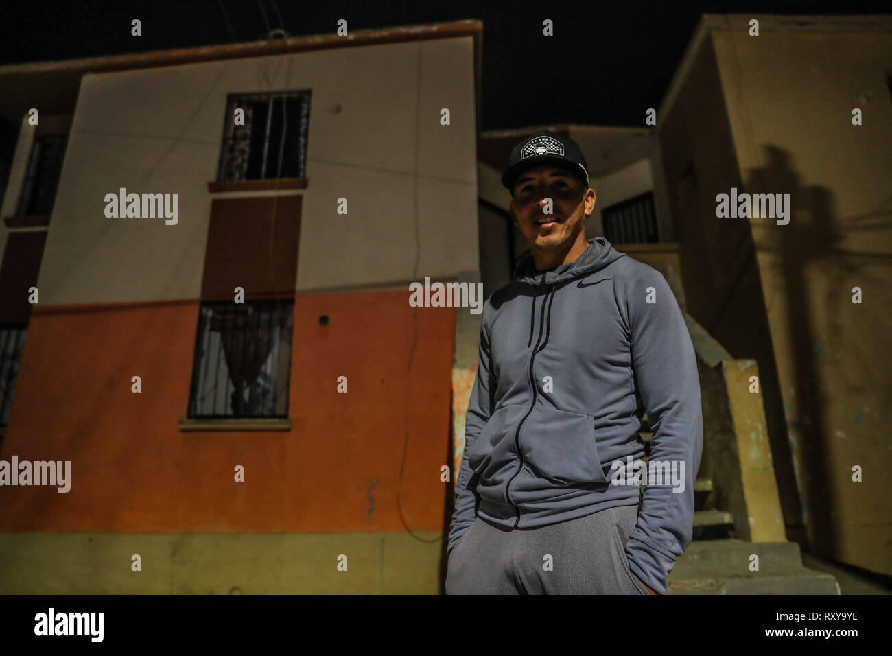 Processo di preparazione e / o la creazione delle maschere artigianali dei farisei per la celebrazione della Settimana Santa a Hermosillo Sonora. Workshop di maschere nel cortile della casa ifonavit nel nuovo Hermosillo suddivisione. (Foto: Luis Gutierrez/NortePhoto.com) proceso de preparación y / o creación de las mascara Artesanales de Fariseos para la celebración de la Semana Santa en Hermosillo Sonora. Taller de Mascara en en patio de una casa de ifonavit en el fraccionamiento nuevo Hermosillo. Foto Stock