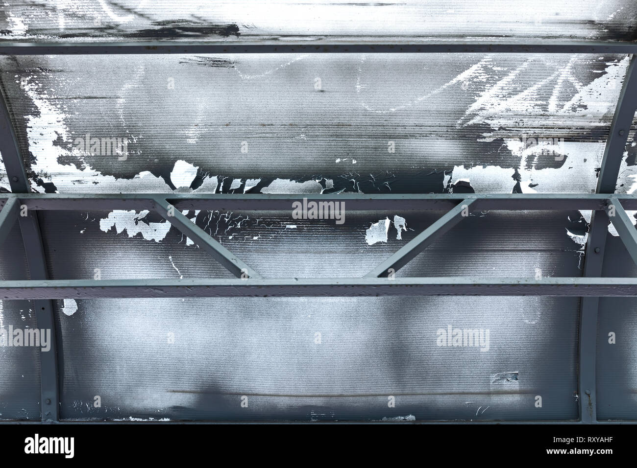 Industrial interior del vecchio magazzino. weathered soffitto con travi metalliche. vista dal basso Foto Stock