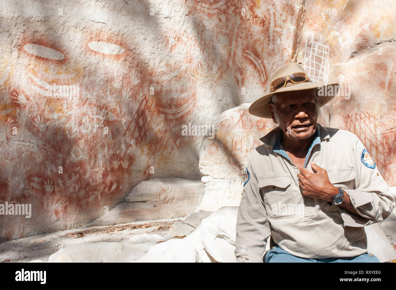 Più in anticipo il sambuco, Fred Conway offre un tour guidato della Galleria d'Arte a Carnarvon Gorge, Queensland, Australia Foto Stock