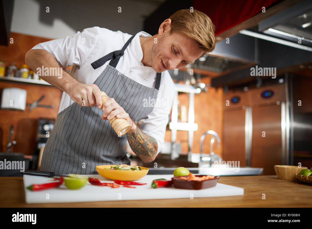 Chef professionale piatto di stagionatura Foto Stock