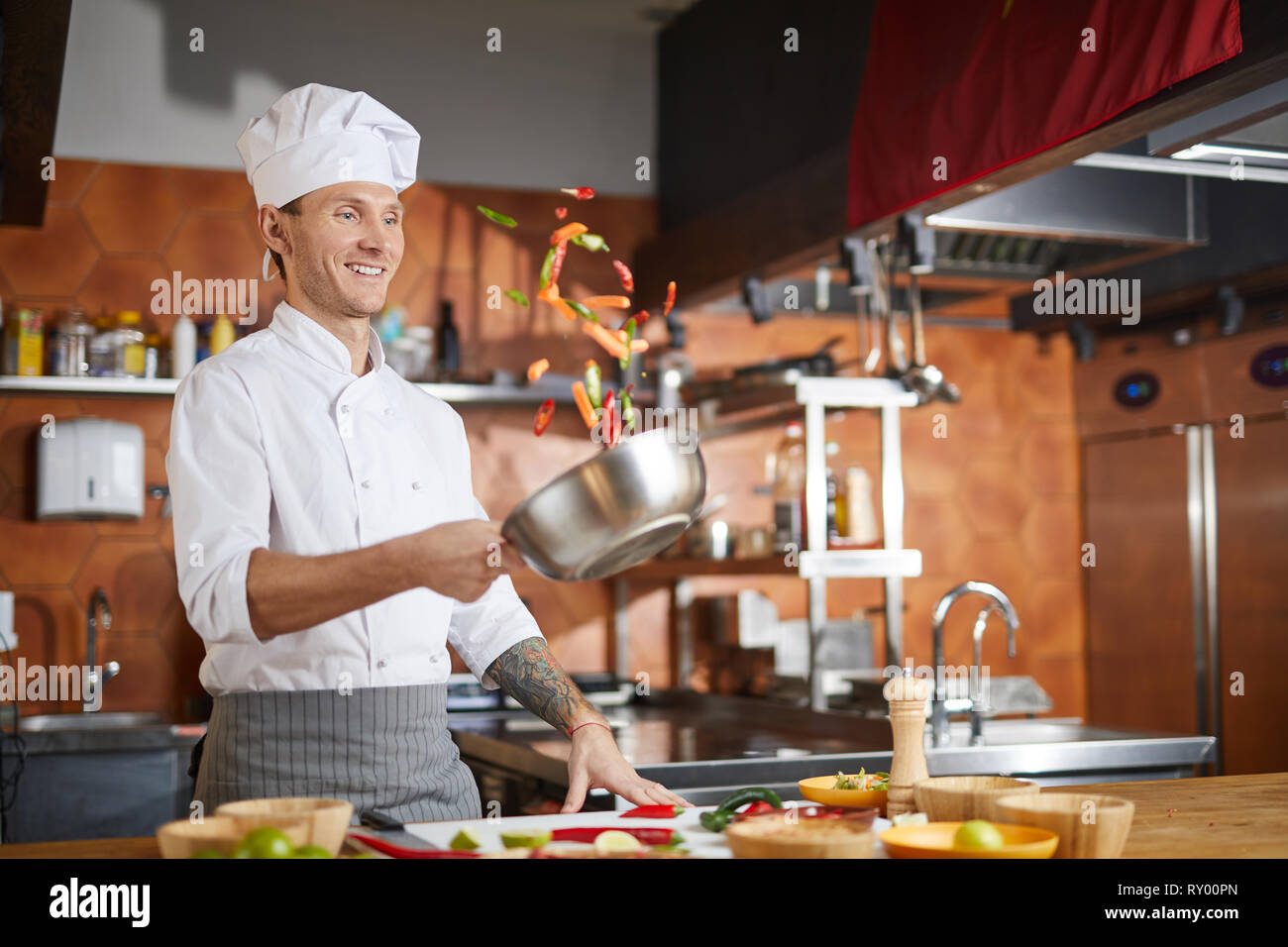 Professionale chef cucinare in Ristorante Foto Stock