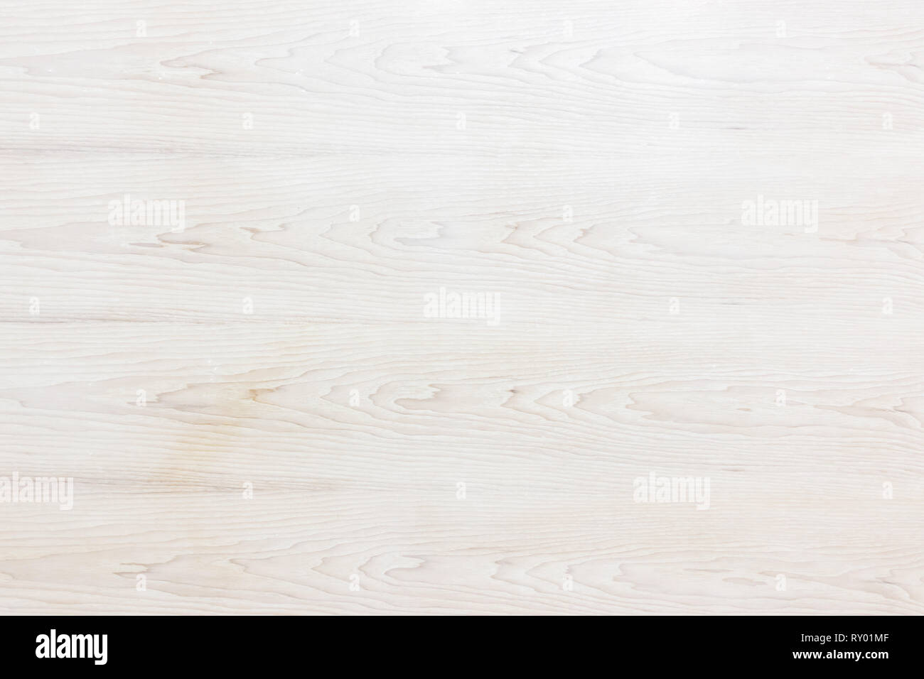 Tabella vista superiore della texture di legno nella luce bianca naturale di colore di sfondo. Grigio granella pulita con pavimento in legno di betulla sullo sfondo del pannello con la pianura pallido scheda di dettaglio Foto Stock