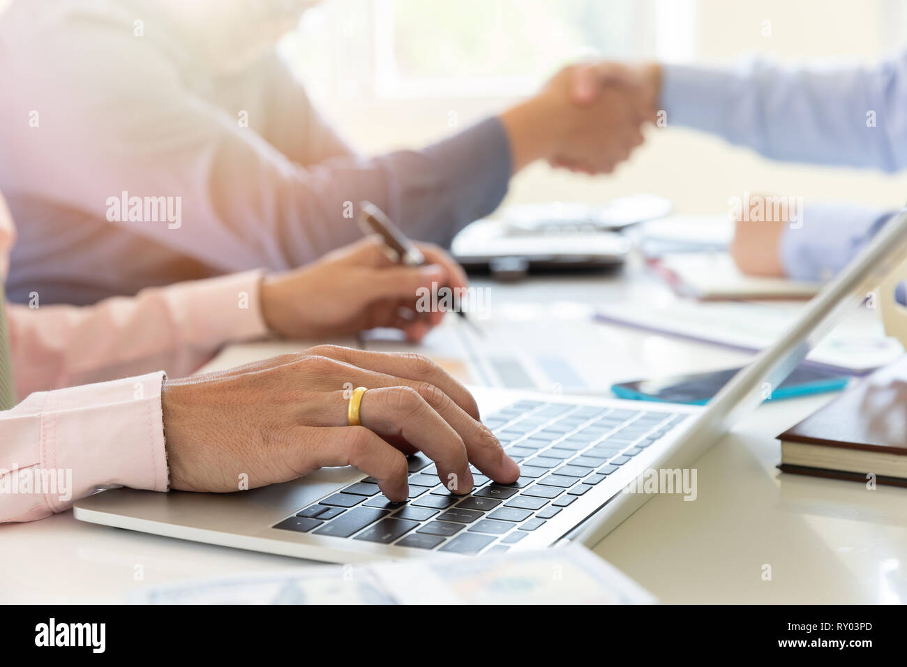 Affari e finanza concetto di ufficio a lavorare, imprenditore utilizza lo smartphone e discutere di investimenti business plan in ufficio Foto Stock