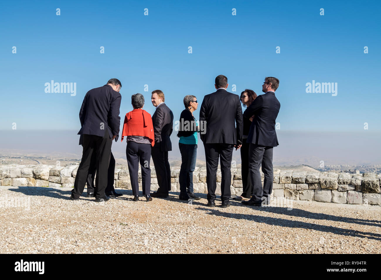 Un gruppo di tour guarda la Cisgiordania da un si affacciano a Gerusalemme, Israele. Foto Stock