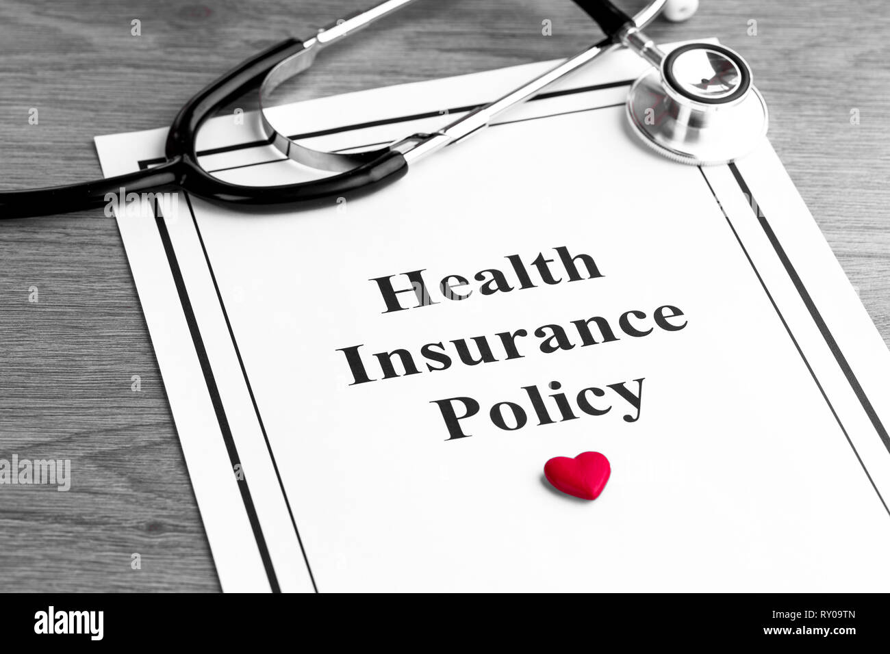 Assicurazione sanitaria. Lo stetoscopio e il cuore sulla tavola Foto Stock