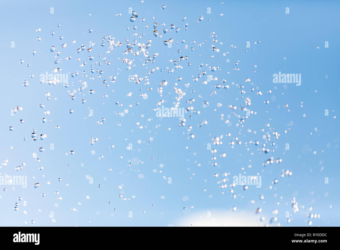 Gocce d'acqua in aria contro il cielo Foto Stock