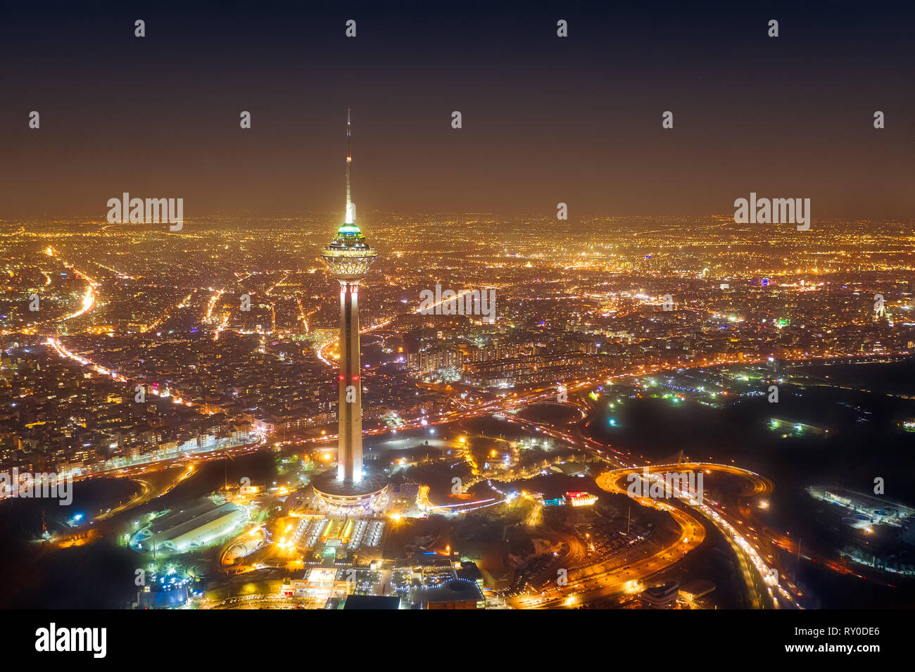 Torre Milad di notte a Tehran, Iran, adottata nel gennaio 2019 prese in hdr Foto Stock