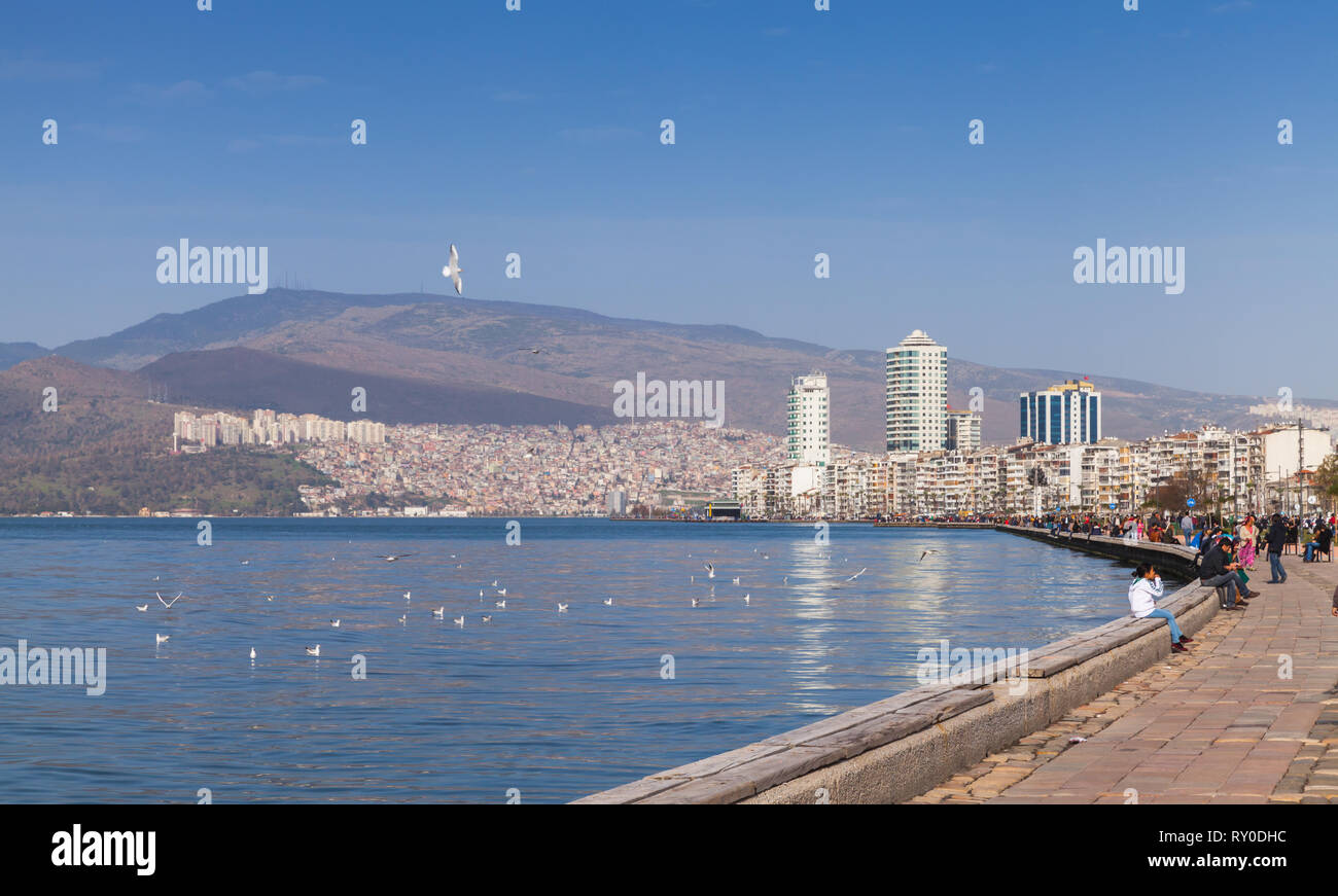 Izmir, Turchia - 5 Febbraio 2015: Coastal skyline di Izmir, in Turchia. Le persone normali sono sulla costa Foto Stock