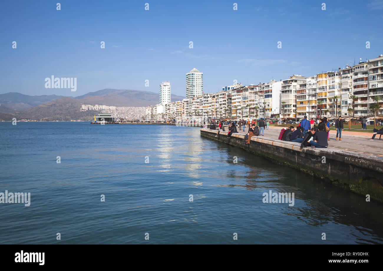 Izmir, Turchia - 5 Febbraio 2015: paesaggio urbano costiero con edifici moderni. La città di Izmir, Turchia. La gente comune si appoggiano sulla costa del mare Foto Stock
