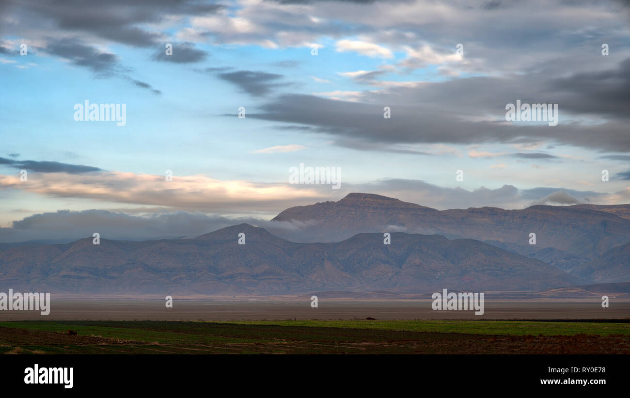 La strada attraverso i monti Zagros nel sud dell'Iran adottate nel gennaio 2019. prese in hdr Foto Stock