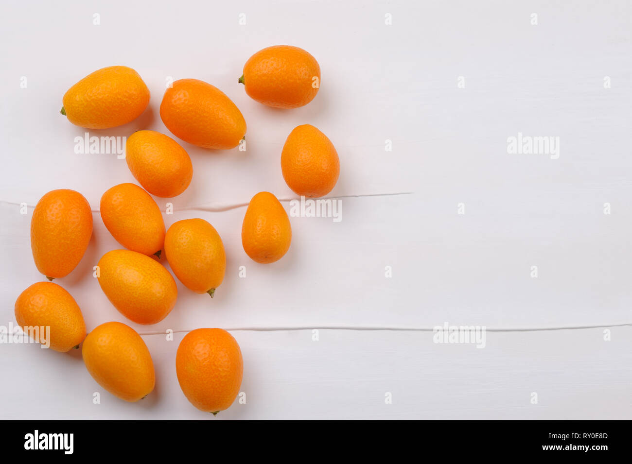 Fresche biologiche kumquat intera , ancora vita abstract background.piccoli agrumi ovale con sapore rinfrescante di frutta. Cibo sano concetto. Foto Stock