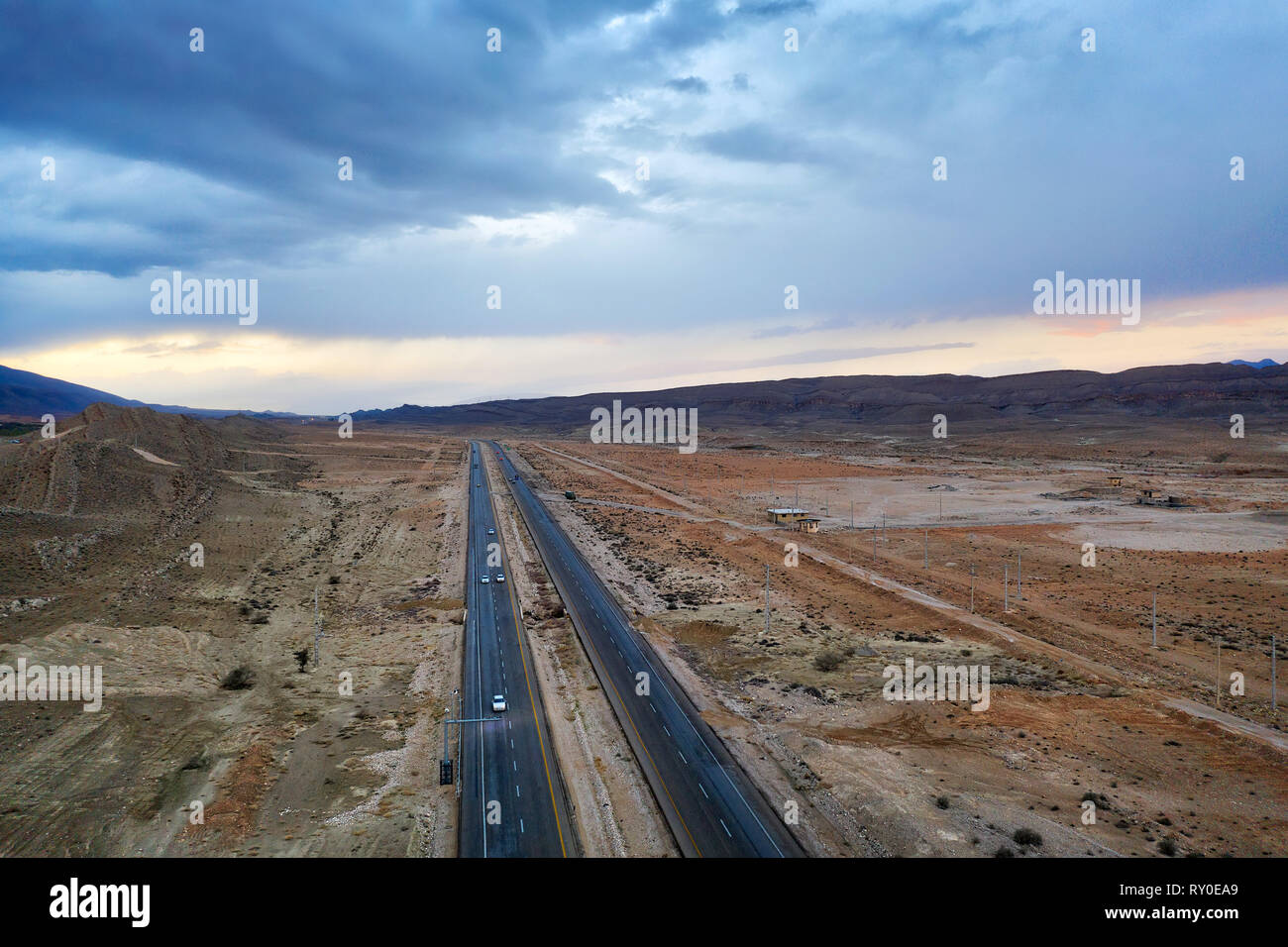 La strada attraverso i monti Zagros nel sud dell'Iran adottate nel gennaio 2019 prese in hdr Foto Stock