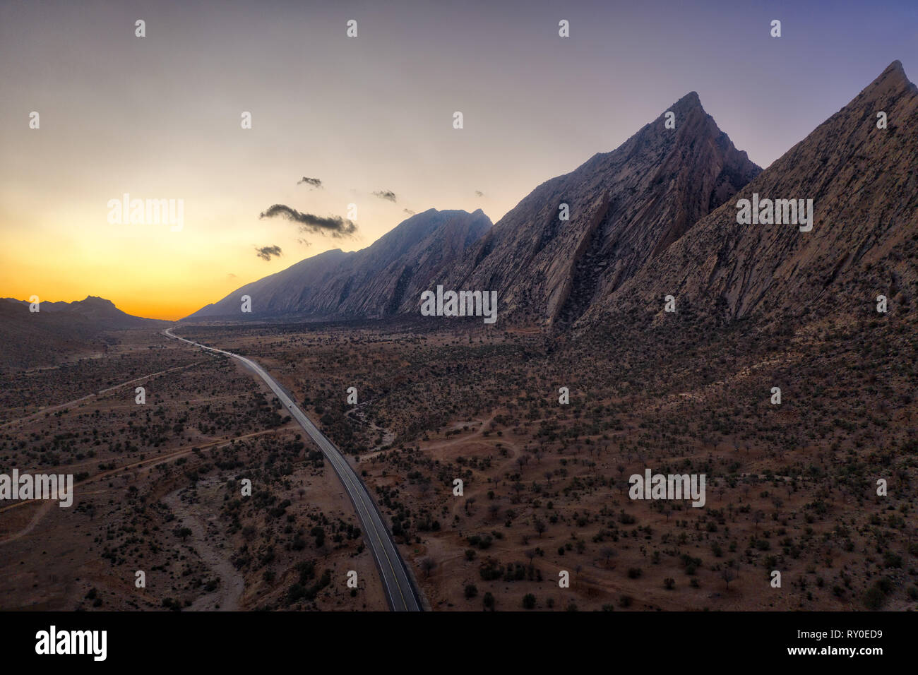 La strada attraverso i monti Zagros nel sud dell'Iran adottate nel gennaio 2019 prese in hdr Foto Stock