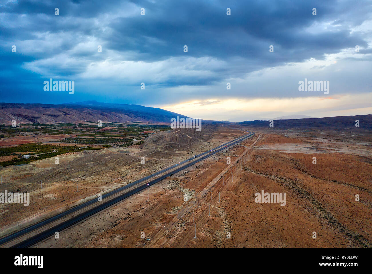La strada attraverso i monti Zagros nel sud dell'Iran adottate nel gennaio 2019 prese in hdr Foto Stock