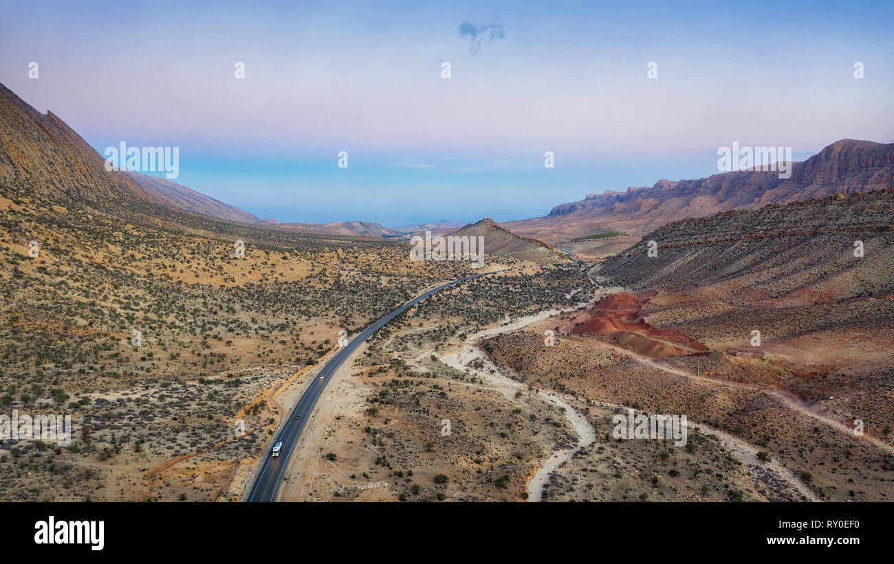 La strada attraverso i monti Zagros nel sud dell'Iran adottate nel gennaio 2019 prese in hdr Foto Stock