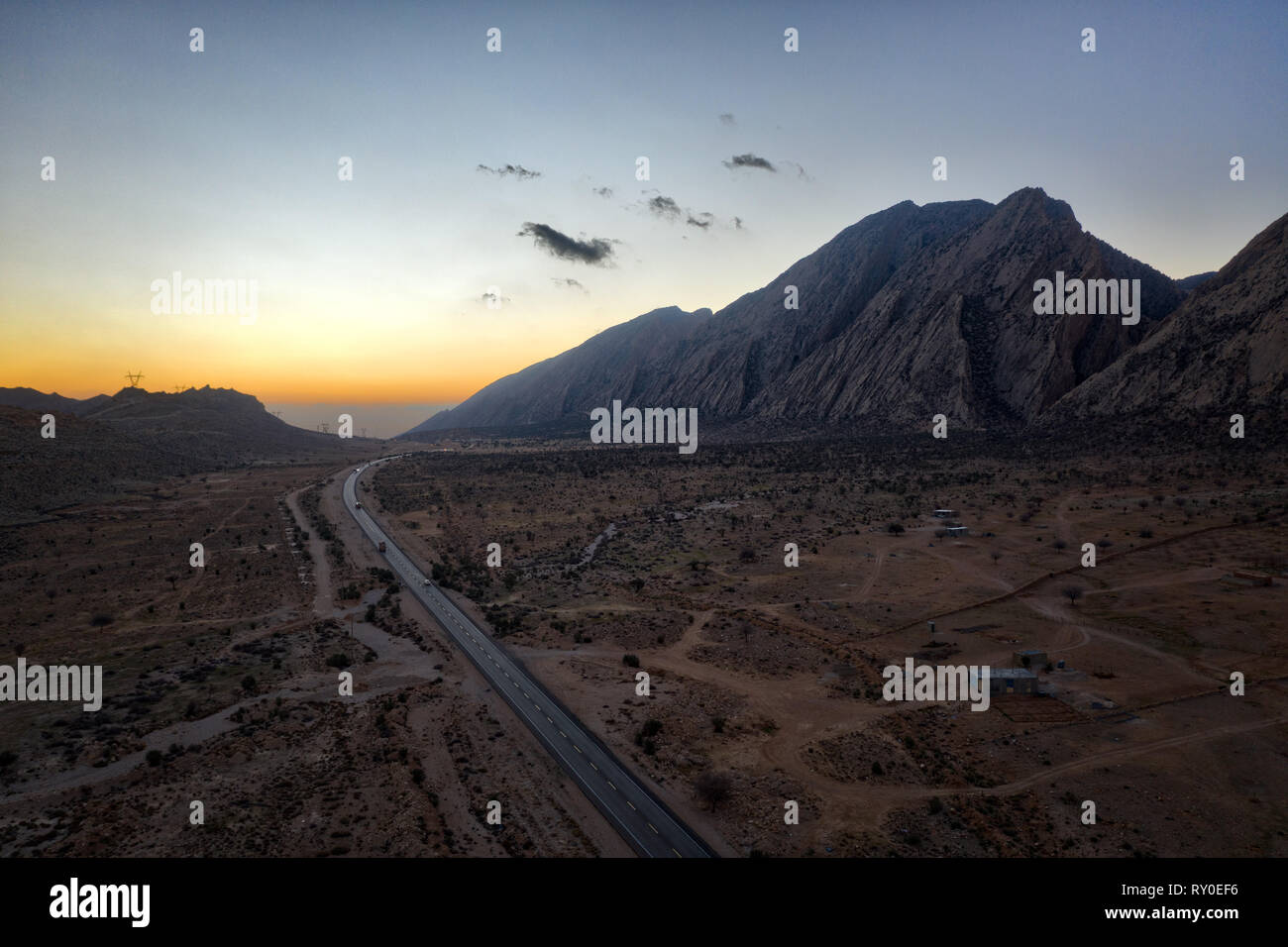 La strada attraverso i monti Zagros nel sud dell'Iran adottate nel gennaio 2019 prese in hdr Foto Stock
