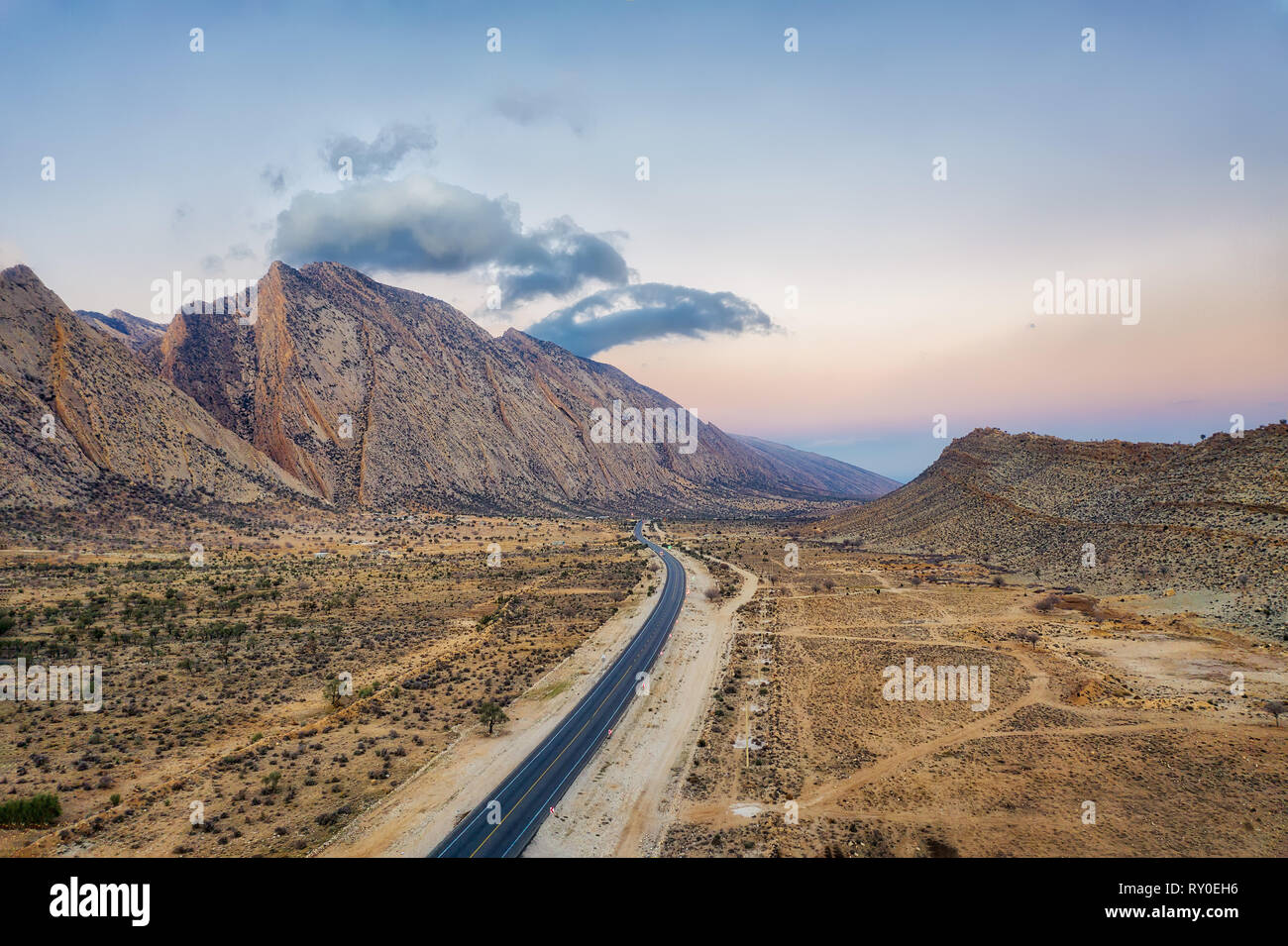 La strada attraverso i monti Zagros nel sud dell'Iran adottate nel gennaio 2019 prese in hdr Foto Stock