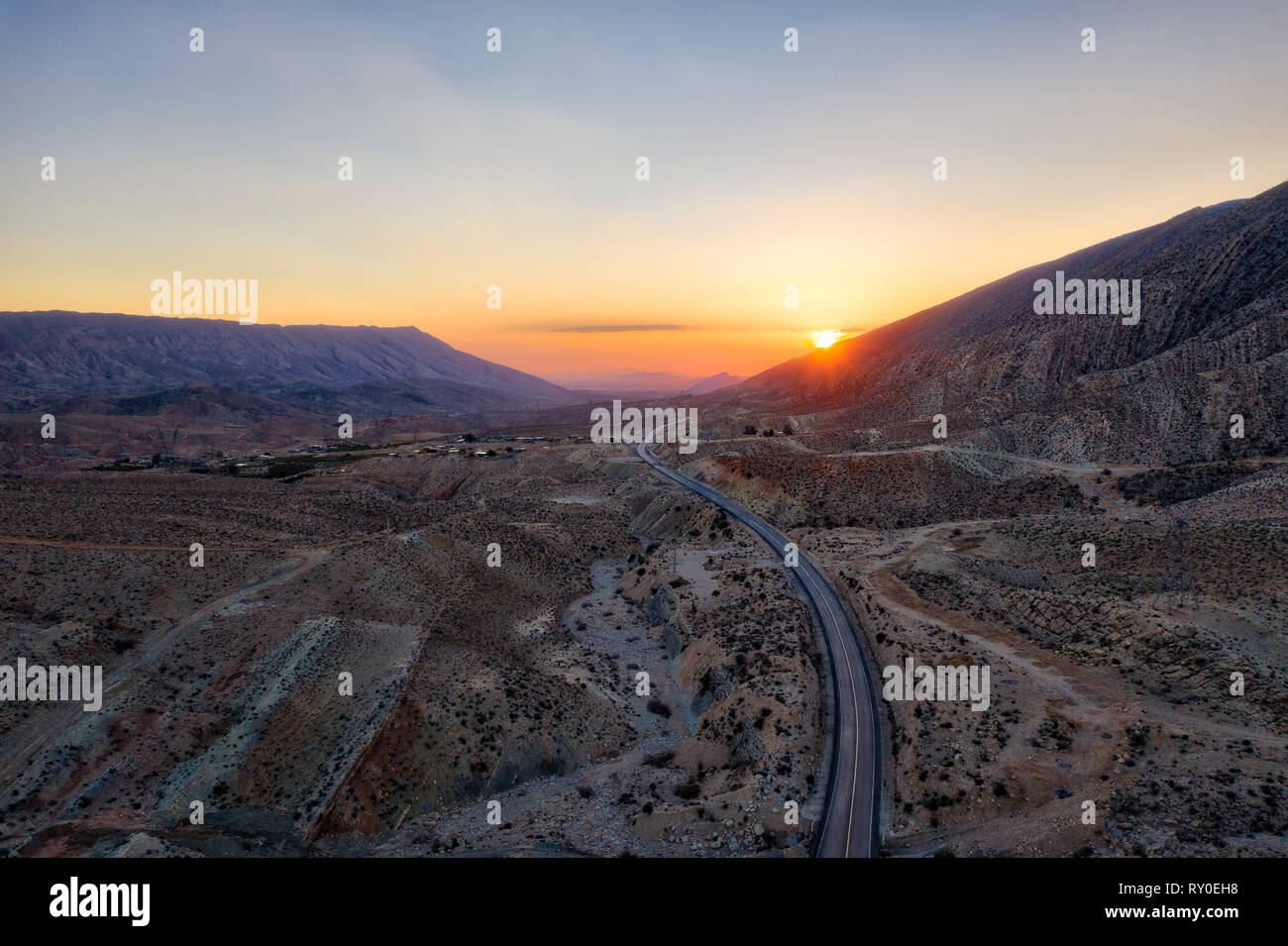 La strada attraverso i monti Zagros nel sud dell'Iran adottate nel gennaio 2019 prese in hdr Foto Stock