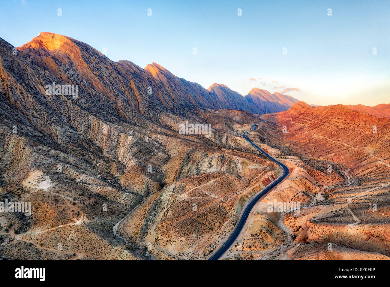 La strada attraverso i monti Zagros nel sud dell'Iran adottate nel gennaio 2019 prese in hdr Foto Stock