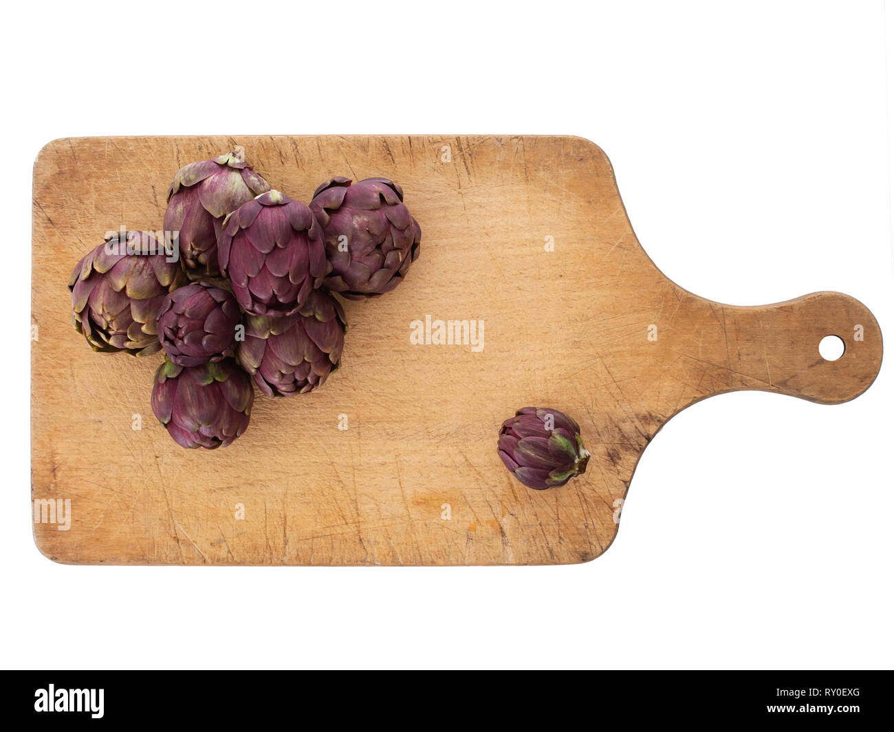 Carciofi crudi, Mediterraneo, vegetali non cotti sul tagliere di legno. Isolato su bianco. Foto Stock