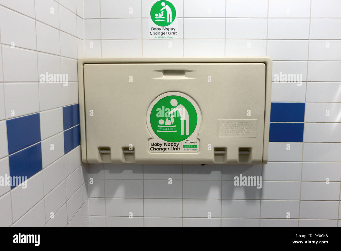 Pannolino per bambino unità caricatore in un moderno bagno commerciale convenienza Foto Stock