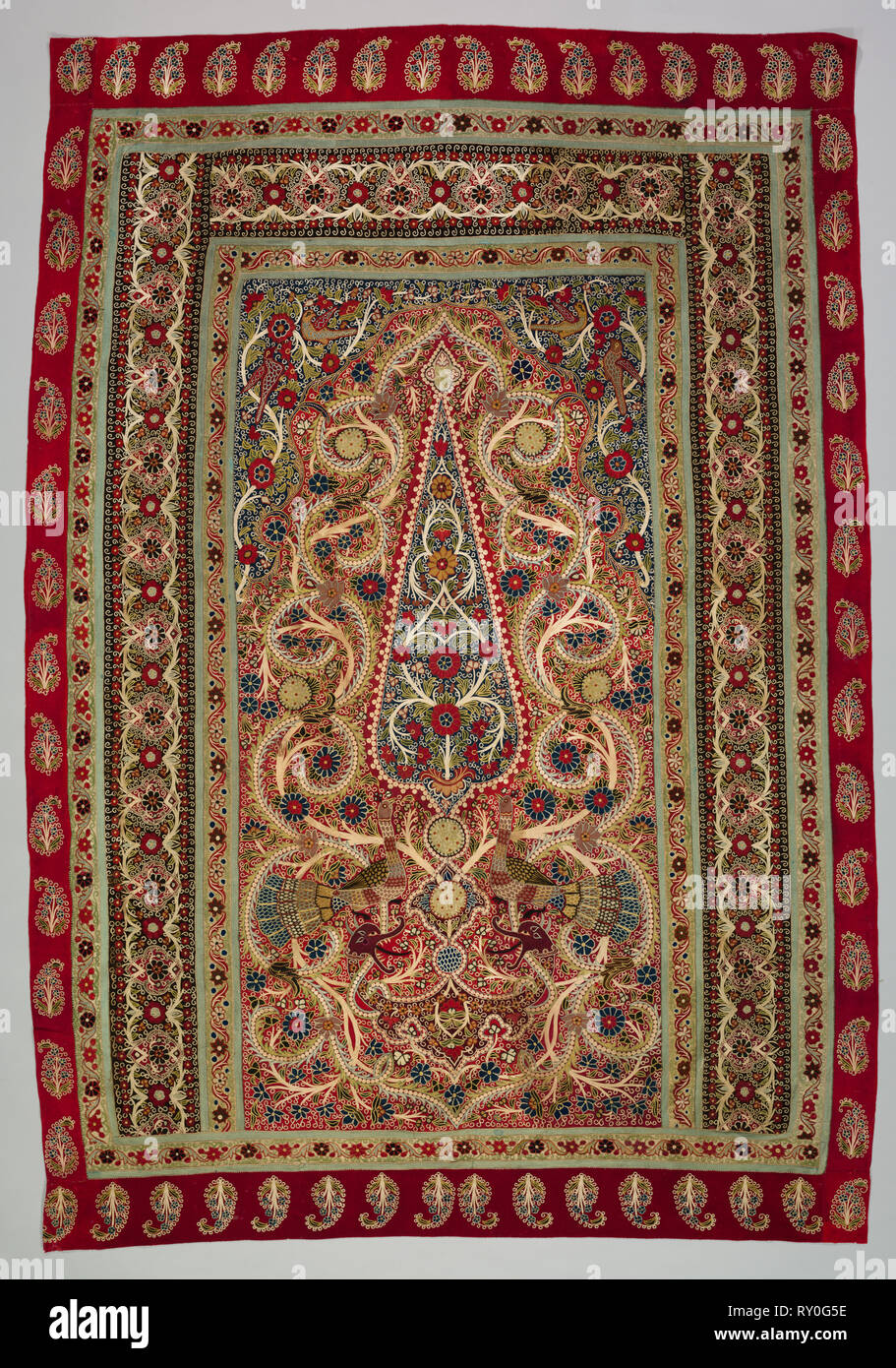 Tappeto di preghiera, 1800s. Iran, Rasht, xix secolo. Lana, intarsi e ricami in seta, catenella; complessivo: 194.9 x 132.7 cm (76 3/4 x 52 1/4 in Foto Stock