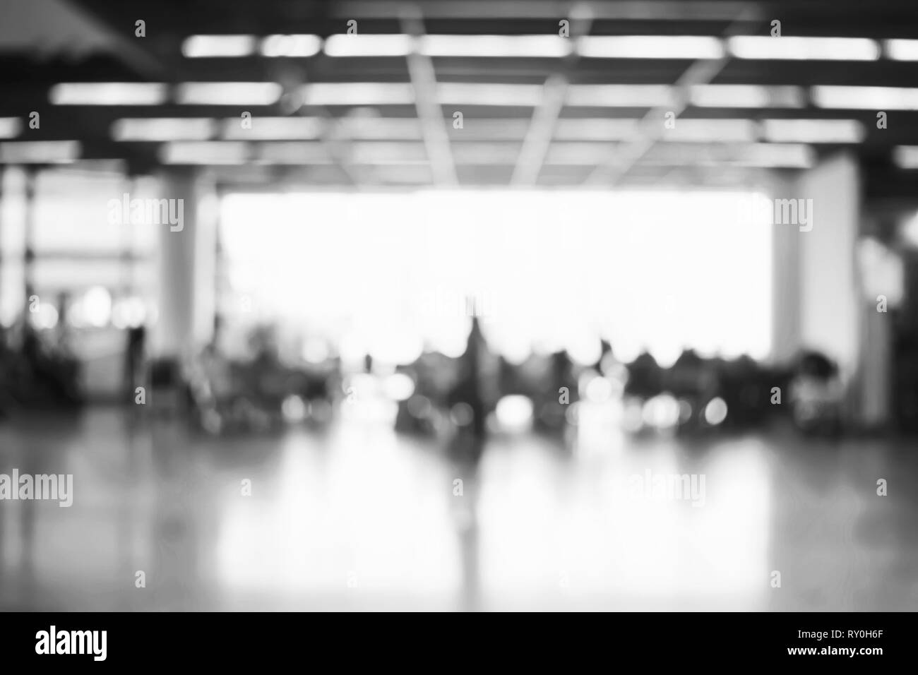 Blur sullo sfondo : i passeggeri in attesa del volo al terminal aeroportuale la sfocatura dello sfondo bokeh di fondo con luce. Foto Stock