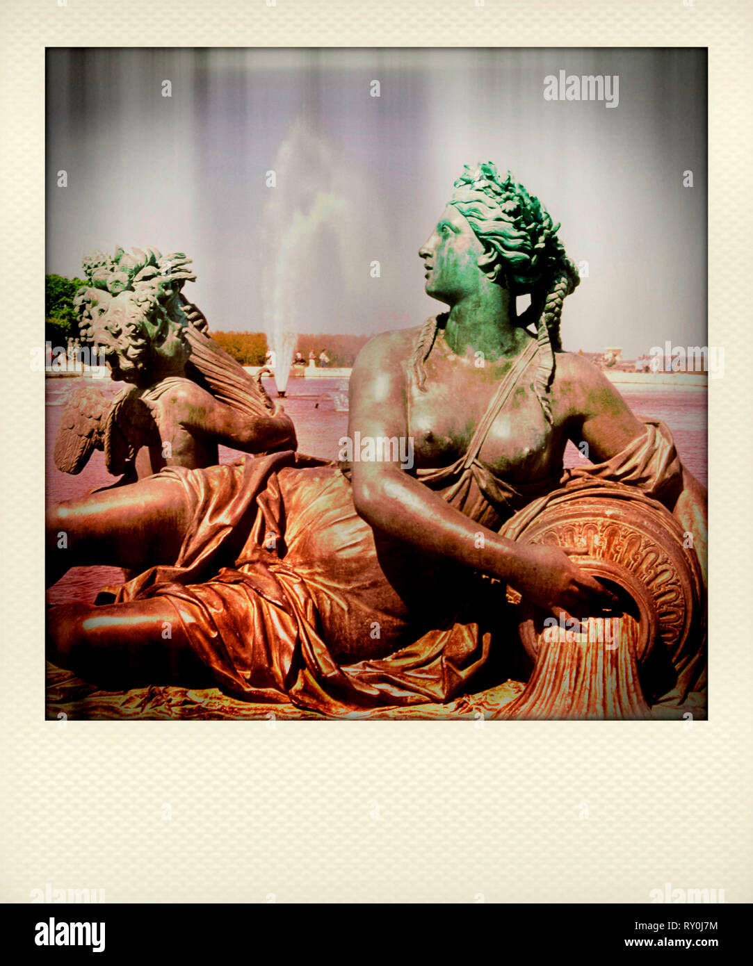 Effetto Polaroid, uno di sculture su il parterre d'acqua piscina , fontana presso il Palazzo di Versailles e Parigi , Francia Foto Stock