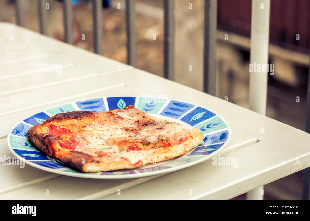 Pizza con prosciutto, mozzarella, pomodoro da panificio di Catania, Sicilia, Italia Foto Stock