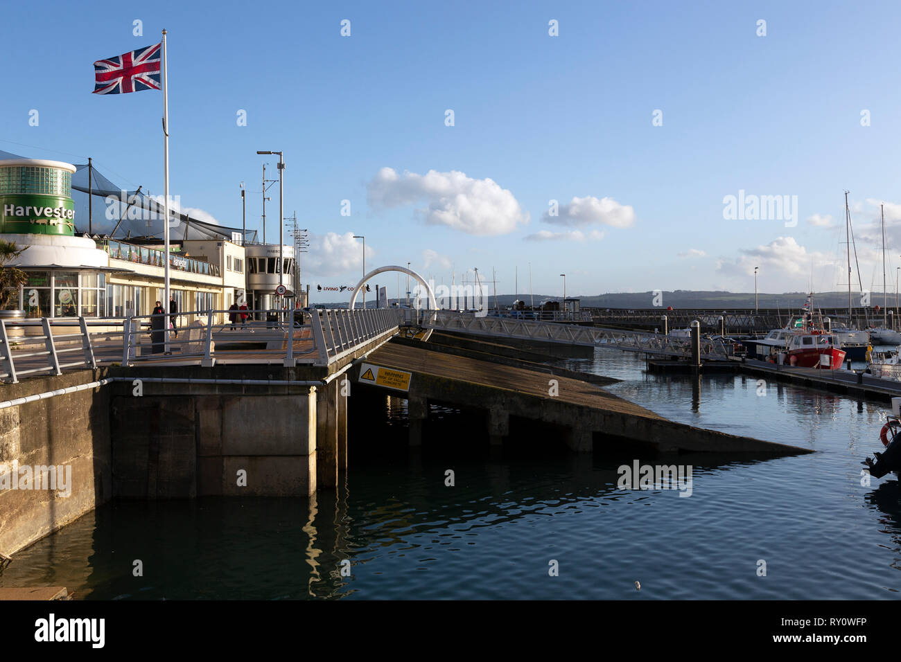 Torquay - Inghilterra, Devon, Inghilterra, Porto, immagine a colori, copia, spazio orizzontale, Memorial imbarco rampe D-Day Beacon Quay Foto Stock