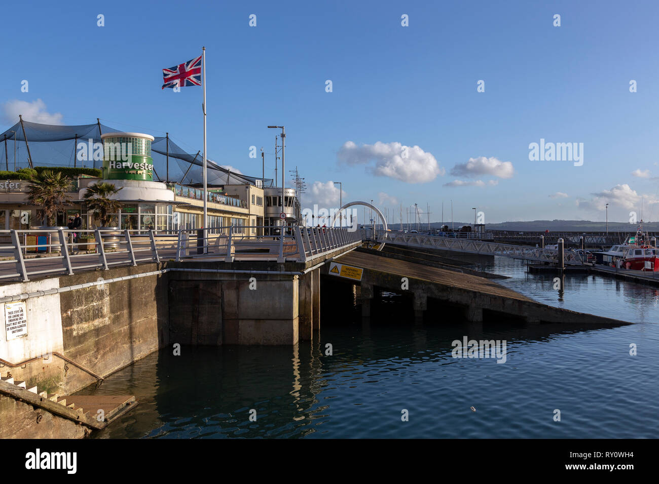 Torquay - Inghilterra, Devon, Inghilterra, Porto, immagine a colori, copia, spazio orizzontale, Memorial imbarco rampe D-Day Beacon Quay Foto Stock