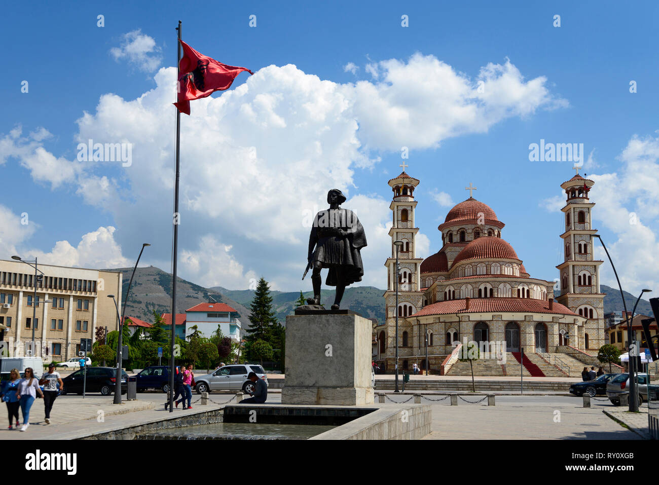 Passeggiata pedonale, boulevard Shen Gjergji, Ortodossi risurrezione cathedral city centre, Korca, Albania, Korça Foto Stock