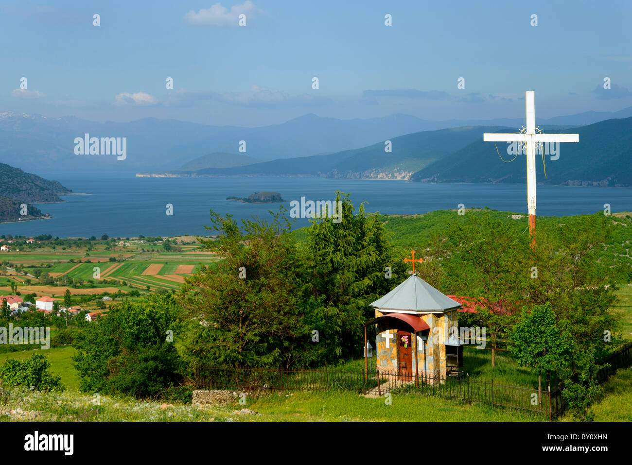 La piccola cappella, Pustec, grande lago Prespa, Prespa National Park, Albania, Liqenas, Liqenasi Foto Stock