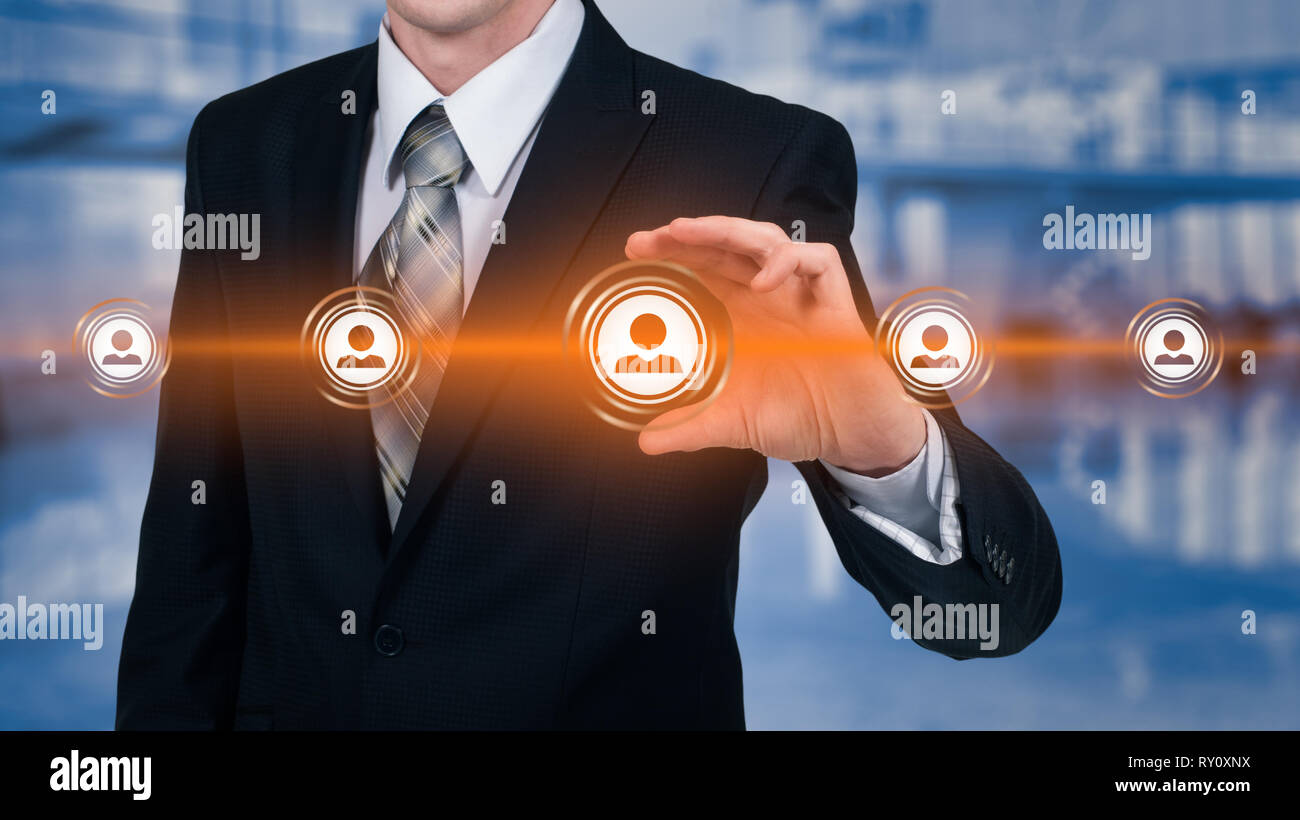 Risorse umane il concetto di business. Imprenditore preme hr icona sulla schermata virtuale Foto Stock
