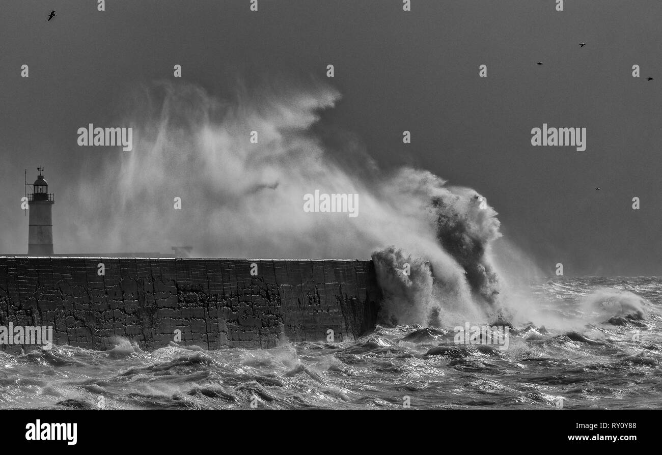 Il mare in tempesta a Newhaven Foto Stock
