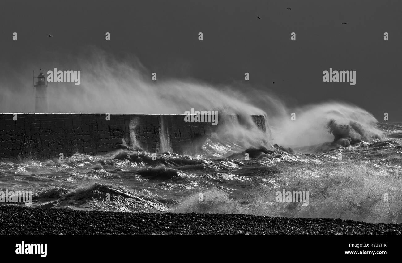 Il mare in tempesta a Newhaven Foto Stock