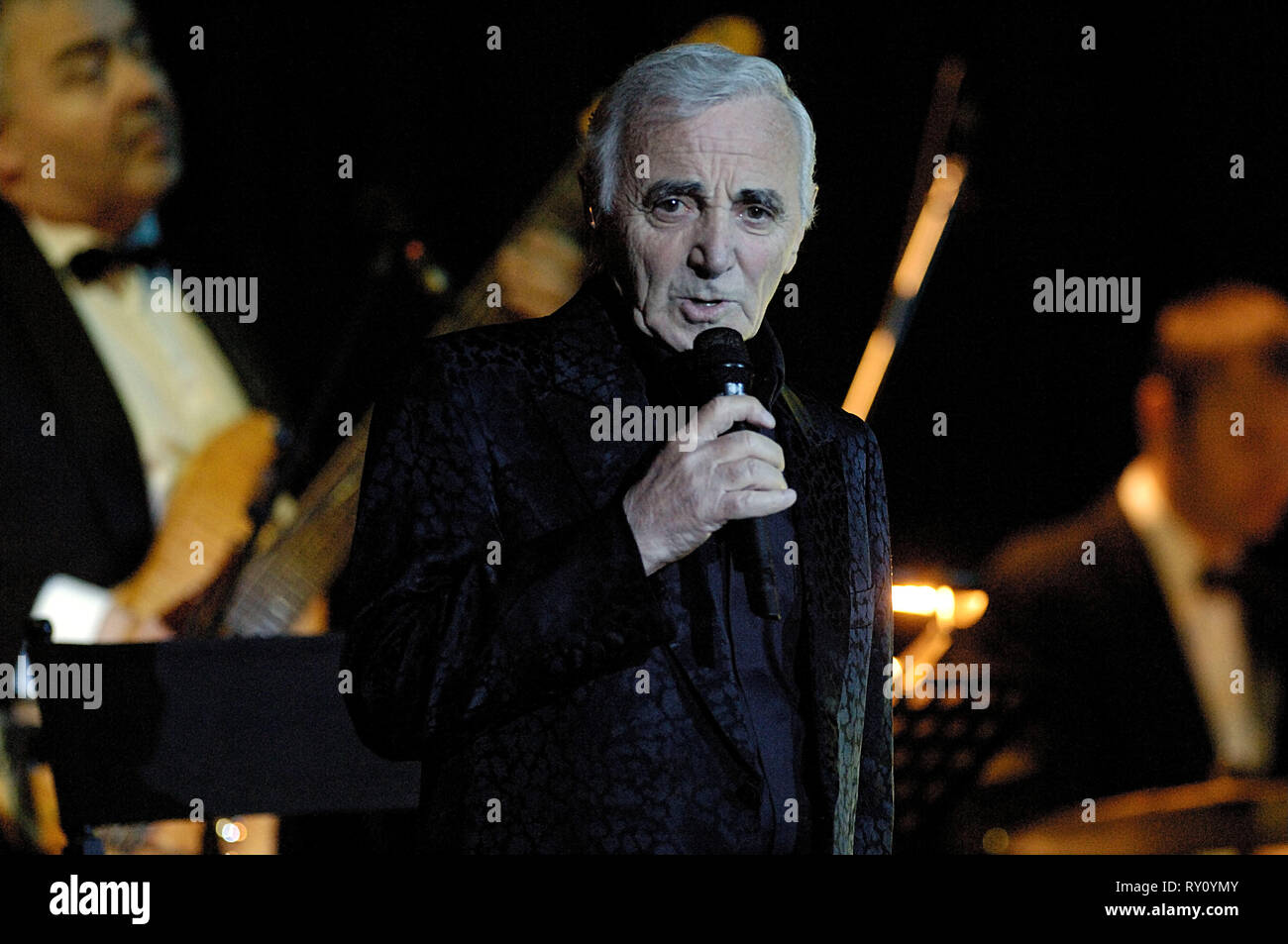 Germania, Ruhrgebiet, Essen, 20.02.2006: Charles Aznavour su il suo addio tour nella filarmonica di Essen, Deutschland, Ruhrgebiet,Essen, 20.02.2006: Ch Foto Stock