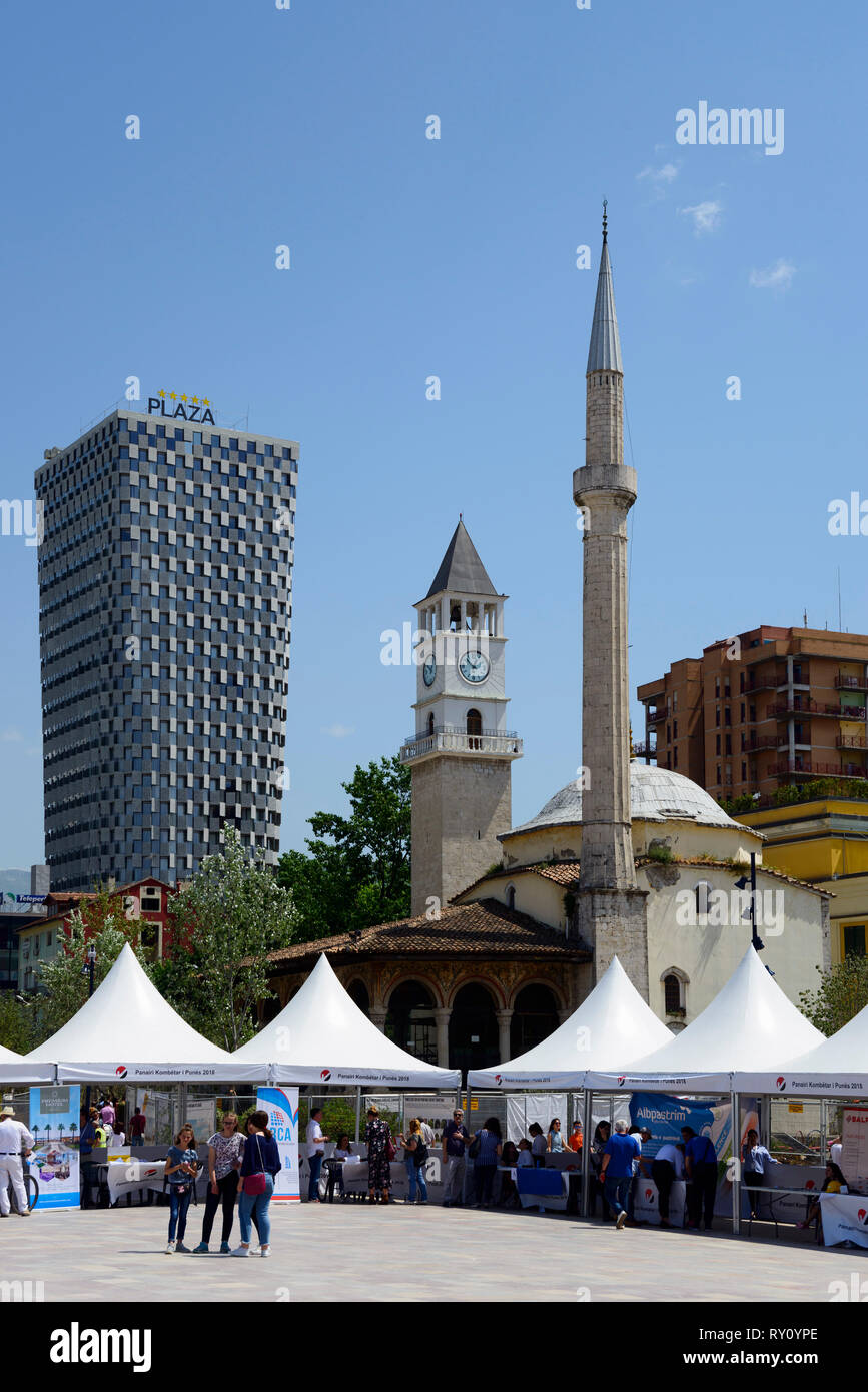 Piazza Skanderbeg con TID Tower Hotel Plaza, la Torre dell Orologio e Ethem Bey moschea, Tirana, Albania Foto Stock