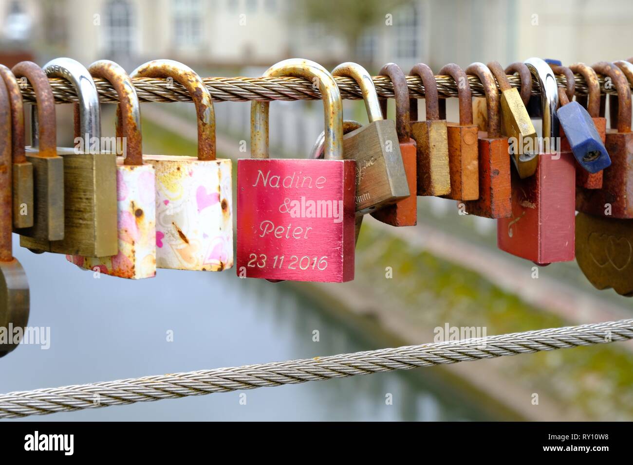 Lovers Locks, Bad Kissingen, Germania, Locks incise, Ponte, Fränkische Saale, Sweethearts, Eternity, fidanzato, Dedicazione, amanti, Baviera, simbolo. Foto Stock
