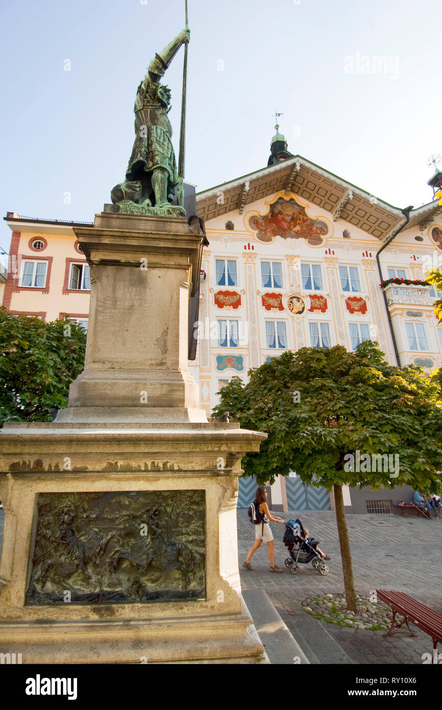 Deutschland, Bayern, Oberbayern, Bad Tölz, Winzerer-III-Standbild in Bad Tölz Marktstraße, Foto Stock