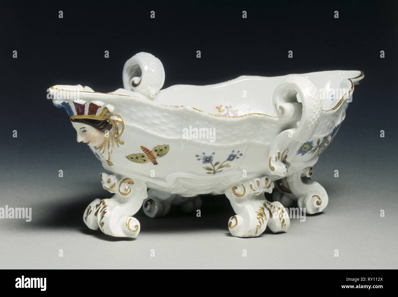 Sauceboat, 1735-56. Manifattura Porcellane Meißen (tedesco). Porcellana; complessivo: 9,9 x 24,5 cm (3 7/8 x 9 5/8 in Foto Stock