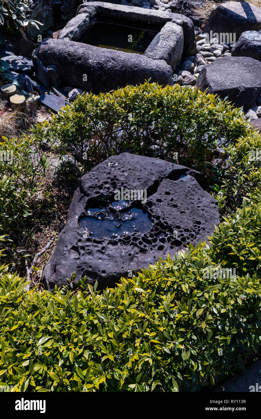 Un tsukubai si trova nella maggior parte dei giardini giapponesi specialmente quelli associati con la cerimonia del tè.. ed è formalmente costituito da un lavabo, chozubach Foto Stock